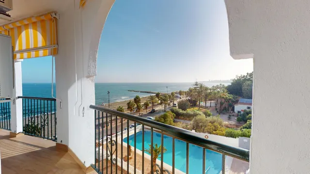 Piso en alquiler de temporada de tres dormitorios en primera línea de playa. — 21