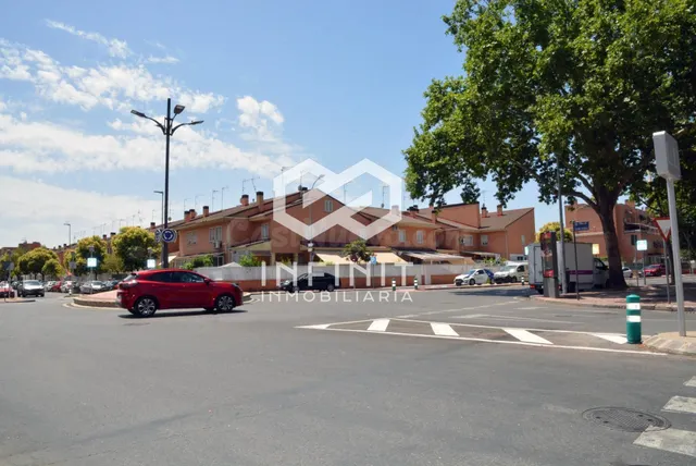 ¡Se acabó dar vueltas! Amplia plaza de garaje para coche y m