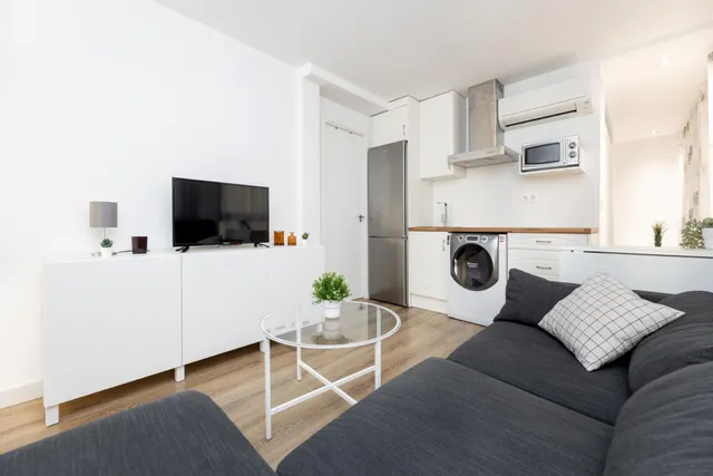 ¡Vive en pleno centro de Granada! Piso de 2 habitaciones con ascensor. — 12