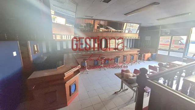 LOCAL COMERCIAL EN LA PENILLA. — 12