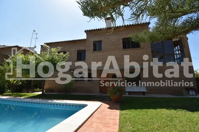 VILLA de 2 alturas con JARDÍN y PISCINA — 21