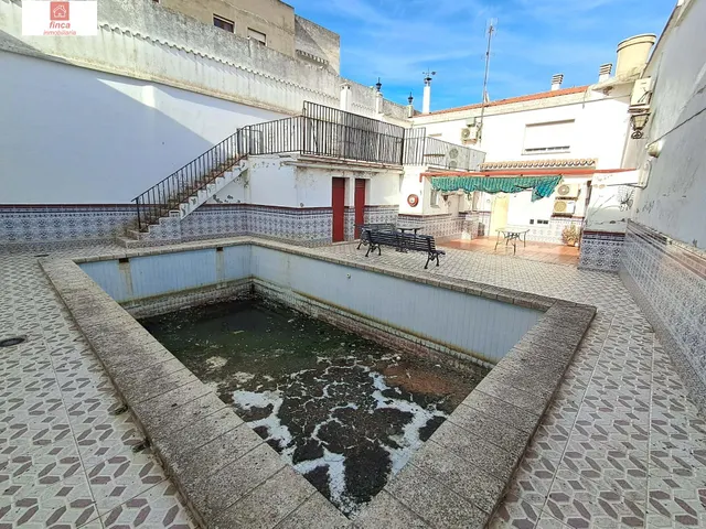 Se vende vivienda doble en Montijo, zona centro, plaza santa clara, a tres calles, con garaje y piscina — 20