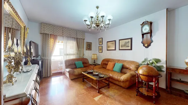 Amplio piso de 141 m2 con cochera y trastero en calle Gonzal - foto 2