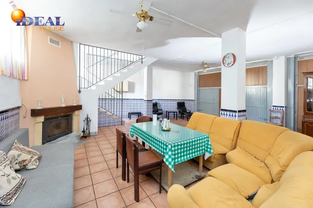 Amplio Chalet con piscina, pista deportiva y vistas en Ogíjares. — 25