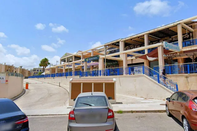 Planta baja moderna (aprox. 63 m2) con 2 dormitorios, 2 baños y amplia terraza/jardín. Gran zona de piscina, cerca del La Zenia Boulevard, ¡y a 15 minutos a pie de la Playa de La Zenia! — 41