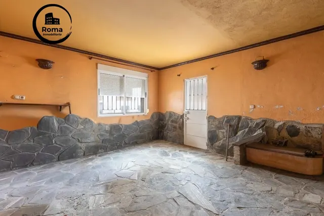 Casa adosada en urbanización con piscina junto al Ferial — 28