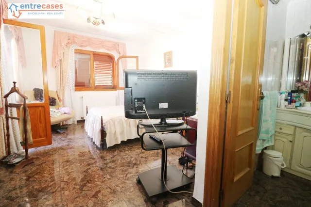 CASA INDEPENDIENTE CON LOCAL — 23