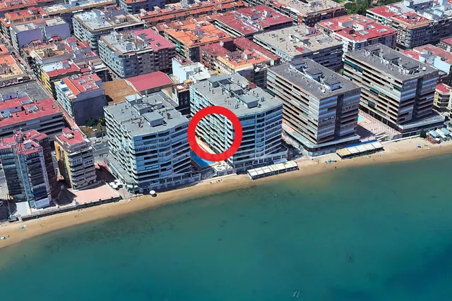 Amplio apartamento (aprox. 90 m2 - 2.ª planta) en primera línea de Playa del Acequión. Gran balcón con vistas al mar (suroeste), piscina comunitaria, cerca del centro, y directamente en la playa. — 36