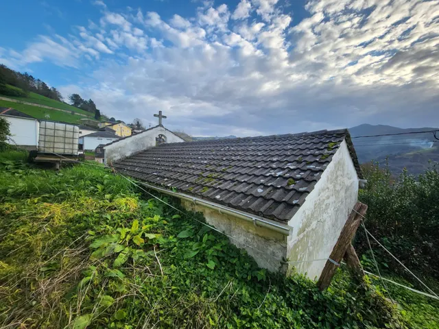 PRECIOSA CASA CON CAPILLA Y TERRENOS EN VILLAYON (ASTURIAS) — 14