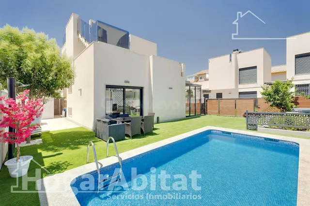 ¡EXTRAORDINARIO CHALET! AMPLIO Y SEMINUEVO CON PISCINA PRIVADA Y TRES TERRAZAS — 4