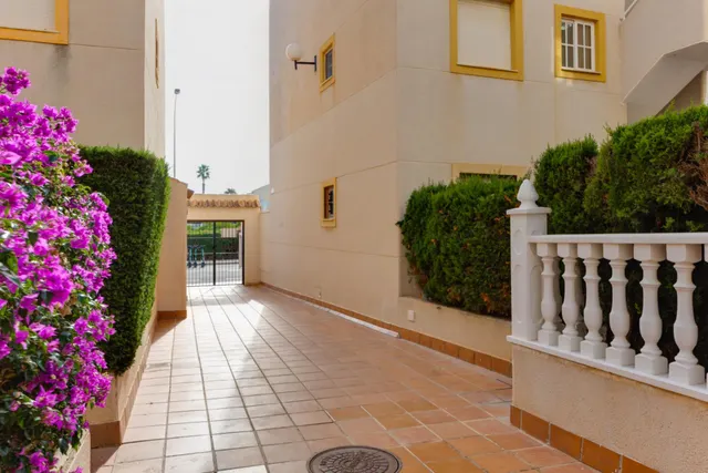 Luminoso apartamento, con gran solárium privado y vistas, en "La Mata", Torrevieja — 41