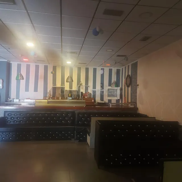 SE ALQUILA BAJO COMERCIAL CON BARRA, COCINA Y BAÑO - foto 3