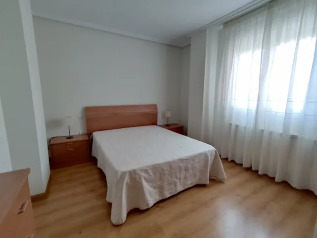 Piso seminuevo con cuatro amplios dormitorios, dos baños completos, garaje, trastero y piscina comun — 16