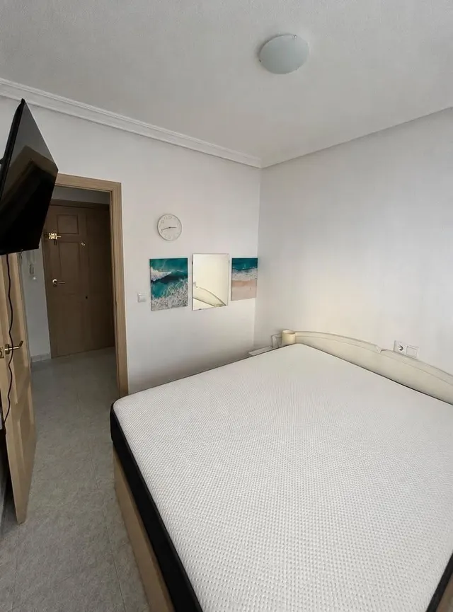 Apartamento con terraza, Alicante, Torrevieja. 2 habitaciones, 63 m2, 650 metros al mar — 43