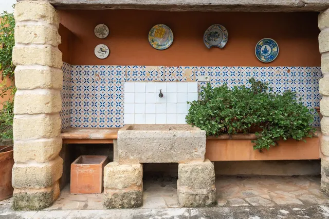 Finca mallorquina con carácter, jardín mediterráneo y vistas a la Serra de Tramuntana · Biniali — 12