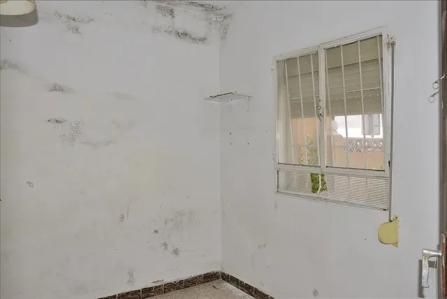 Casa adosada de 4 dormitorios con terraza para reformar en Algeciras — 19