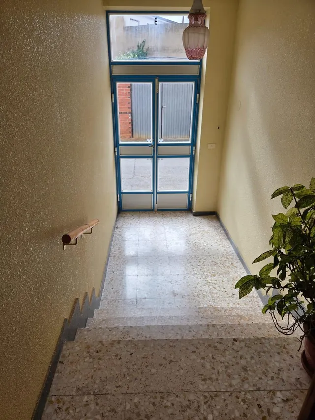 SE VENDE CASA, DOS PLANTAS, COCINA, SALÓN, 3 HAB., BAÑO. EN PLANTA BAJA LOCAL 95 M2. CALEFACCIÓN — 10