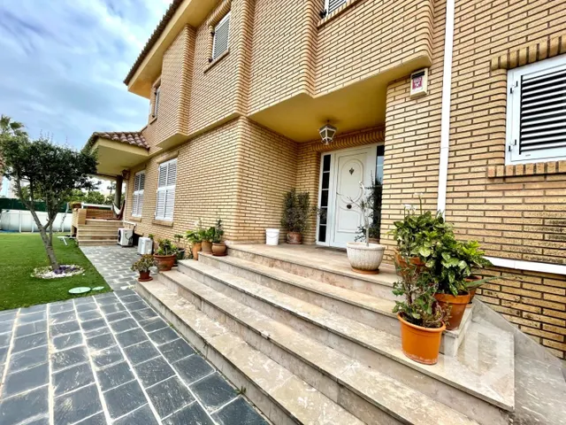 Espacioso y único chalet en venta en playa de Sagunto