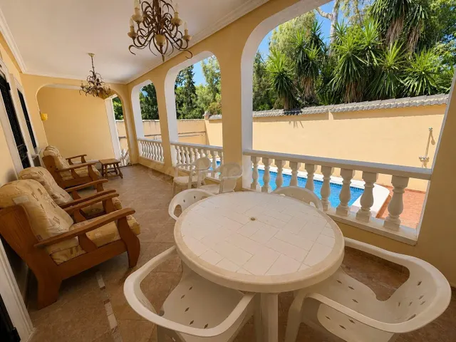 Villa independiente con piscina privada y 6 dormitorios junto a la Laguna Rosa de Torrevieja — 12