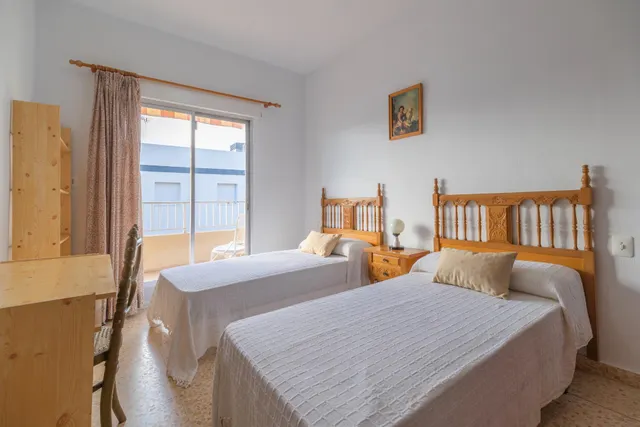 EXCLUSIVA FRENTE AL MAR CON TERRAZAS, LUZ CRUZADA Y CUATRO DORMITORIOS –  PRIMERA LÍNEA DE MAR Y GARAJE. — 26