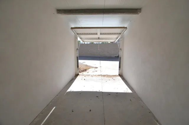 Urbis te ofrece una plaza de garaje cerrada en venta, zona Zarapicos, Pueblo, Salamanca. — 4