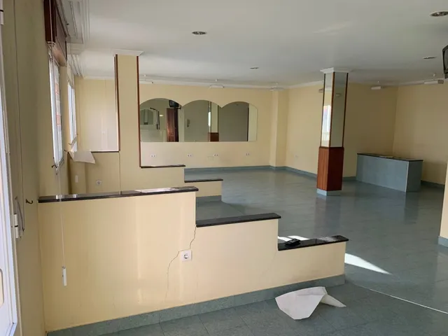 SE VENDE O ALQUILA ENTREPLANTA COMERCIAL EN RIANXO — 2