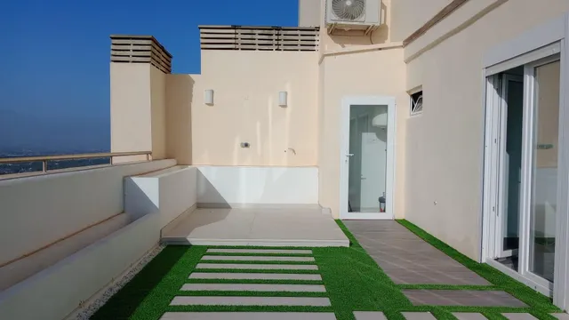 Impresionante Ático -Dúplex reformado de lujo y vistas magnificas al mar y bahía de Benidorm. — 9