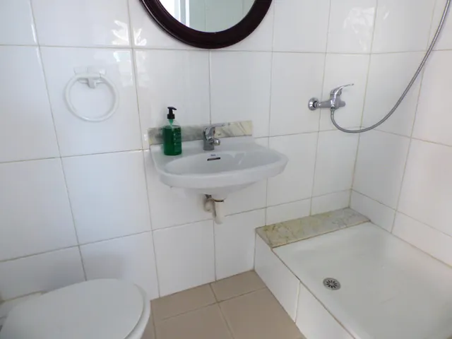 LOCAL TOTALMENTE ESQUINERO CON GRAN APARADOR EN ZONA DE PASO DE MANRESA EN VENTA — 8