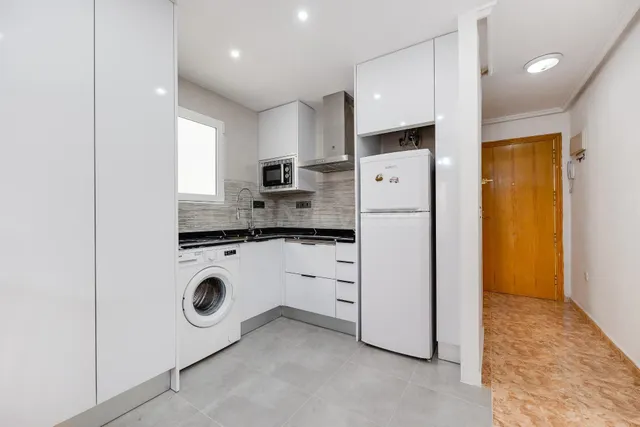 Apartamento de dos dormitorios a escasos 150 metros de la playa del cura, en torrevieja — 3