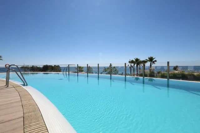 Apartamento de 2 dormitorios con vistas al mar en Estepona — 21