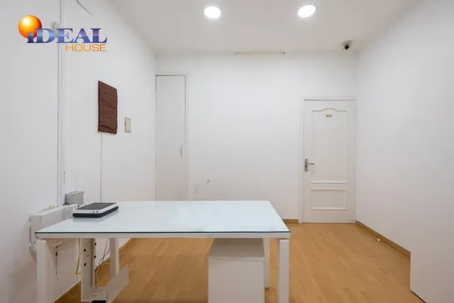 A9508K2. Local comercial en Avda. Madrid, frente a la antigua Facultad de Medicina. — 7