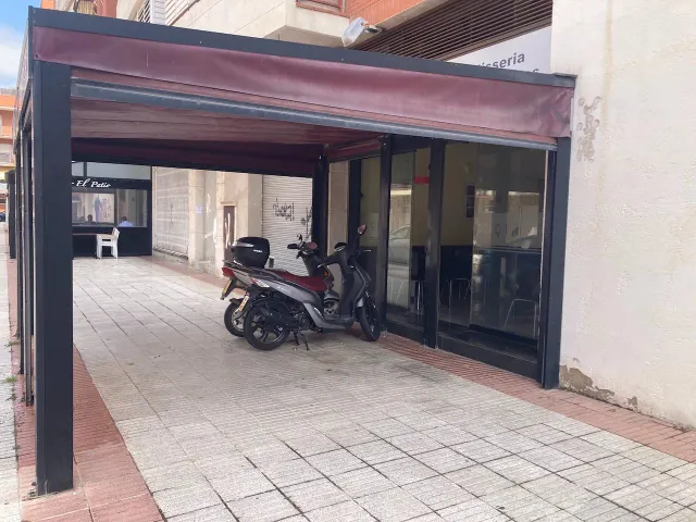 Local montado como cafeteria en buena zona. — 28