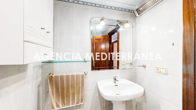 Piso en venta en Torrent, con tres habitaciones y dos baños. — 21