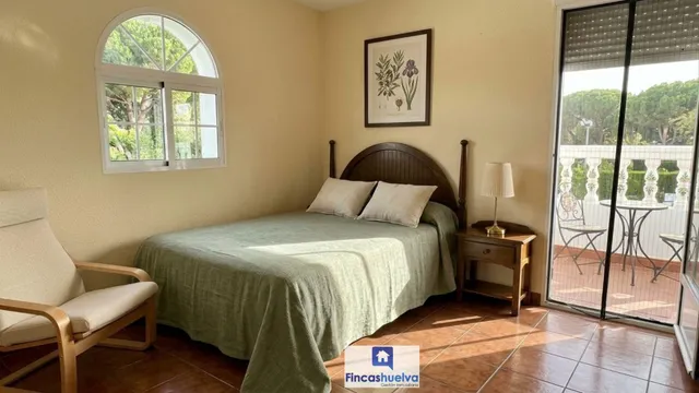 Chalet independiente de esquina con piscina y terraza con vistas al mar en El Rompido Cartaya, Huelva. — 27
