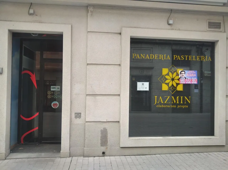 LOCAL EN ALQUILER ZONA CENTRO (ACONDICIONADO COMO PASTELERIA)
