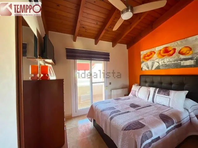 Chalet independiente con piscina privada, 5 dormitorios y placas solares en parcela de 450 m2 — 18