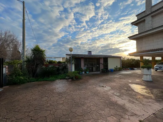 EXCELENTE CASA/CHALET, CON  MUY AMPLIA PARCELA, FRUTALES Y PISCINA, PLAYAS A 10 MINUTOS EN COCHES. — 15