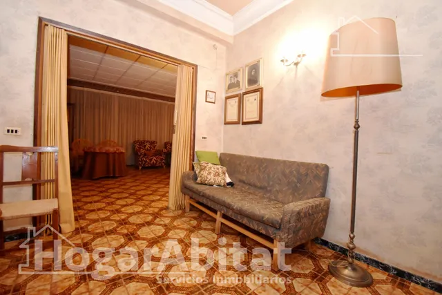 AMPLIA CASA CON LOCAL COMERCIAL, GARAJE Y TERRAZA — 34