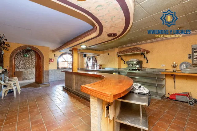 Terreno urbanizable, actualmente hay un restaurante. — 5