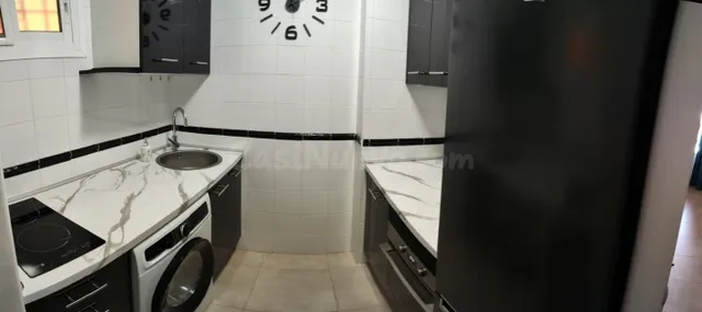 Apartamento reformado con piscinas comunitarias en Benalmáde - foto 4