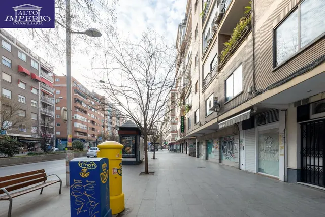 ¡Oportunidad Única en Angel Barrios! Local de 147m2 por solo 190.000€ — 4