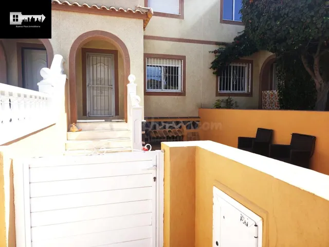 Bungalow pareado con dos terraza, solárium y sótano en Gran Alacant. — 5