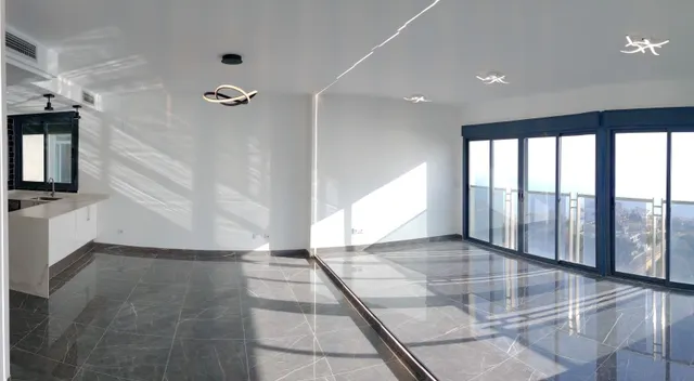 Impresionante Ático -Dúplex reformado de lujo y vistas magnificas al mar y bahía de Benidorm. — 15