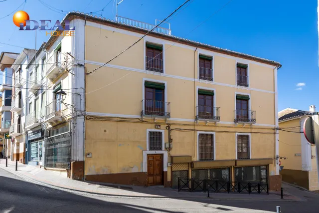 Espectacular edificio a 3 calles con vivienda y locales comerciales en pleno centro de Alhama de Gr — 4