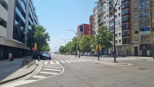 LOCAL COMERCIAL de 130 m2 a pie de calle. — 14