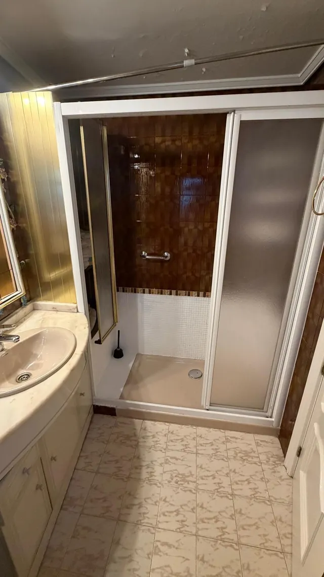Oportunidad en calle alcala, piso de 3 dormitorios, 2 salones, 2 baños, terraza y ascensor. — 24