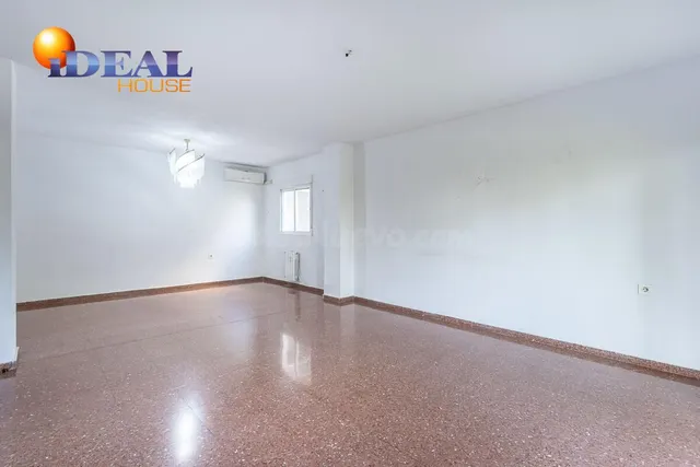 Piso con plaza de garaje cerrada junto a La Inmaculada, frente al río Genil. — 5