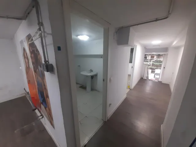 Se alquila local comercial en primera línea en Calle San Fernando de Santander. — 11