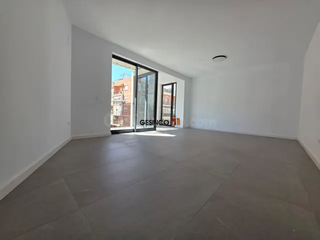 PISO EN TERCERA PLANTA SIN AMUEBLAR MUY CÉNTRICO - foto 3