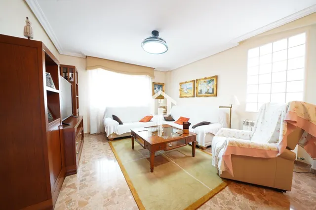 Chalet adosado con buhardilla en ciudad jardín de Alicante: garaje para 4 vehículos, terraza de 30m2 y piscina — 7